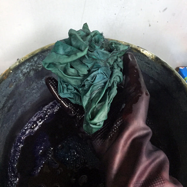 How Make and Dye with a Henna Indigo Vat